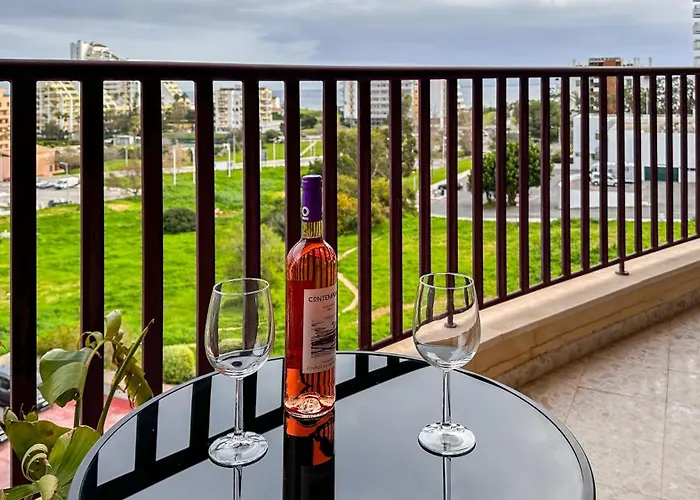 Sea Breeze Apartment *